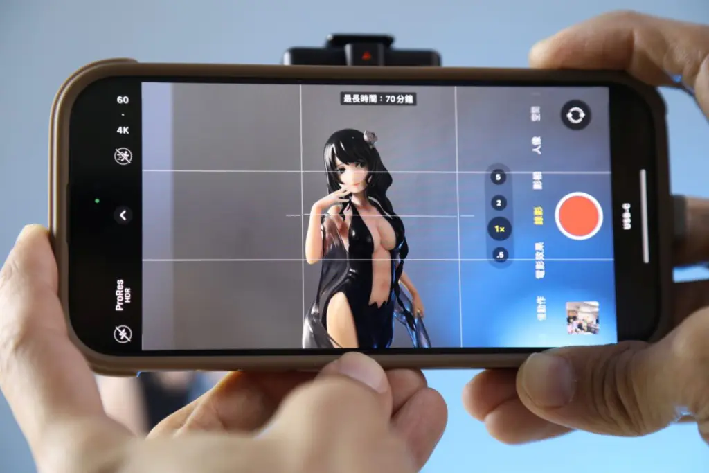 Apple ProRes 為影視工業級低壓縮格式,畫質極高但檔案極大(1 分鐘 4K 60fps ProRes 約需 6GB)。由於容量需求龐大,iPhone 系統限制 4K 60fps 的 ProRes 影片必須連接外接儲存裝置(SSD)才能直接錄製。