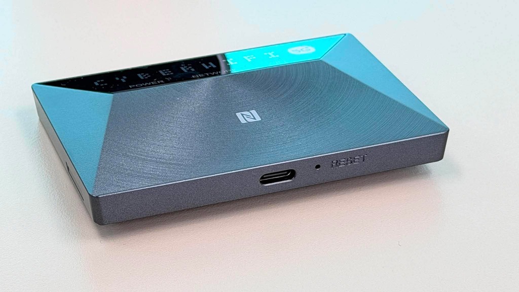 機身沒有內置電池,使用時必需連接 USB 電源。