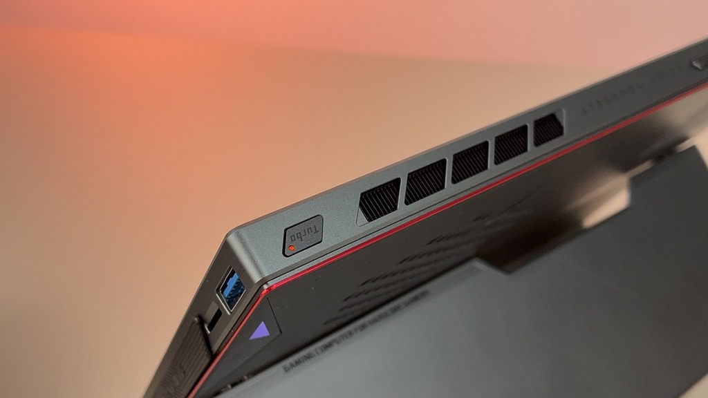 TURBO 加速鍵、USB-A 及 MicroSD 讀卡器。