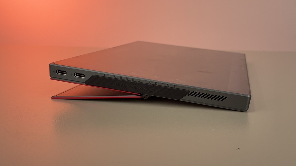 跟 MS Surface 一樣設有支撐架。