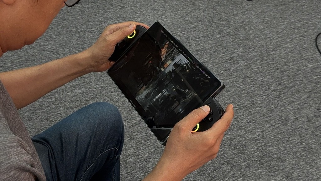 雖然畫面大,但手提機模式的重量也大,另購 GAMEPAD DOCK 比較好。