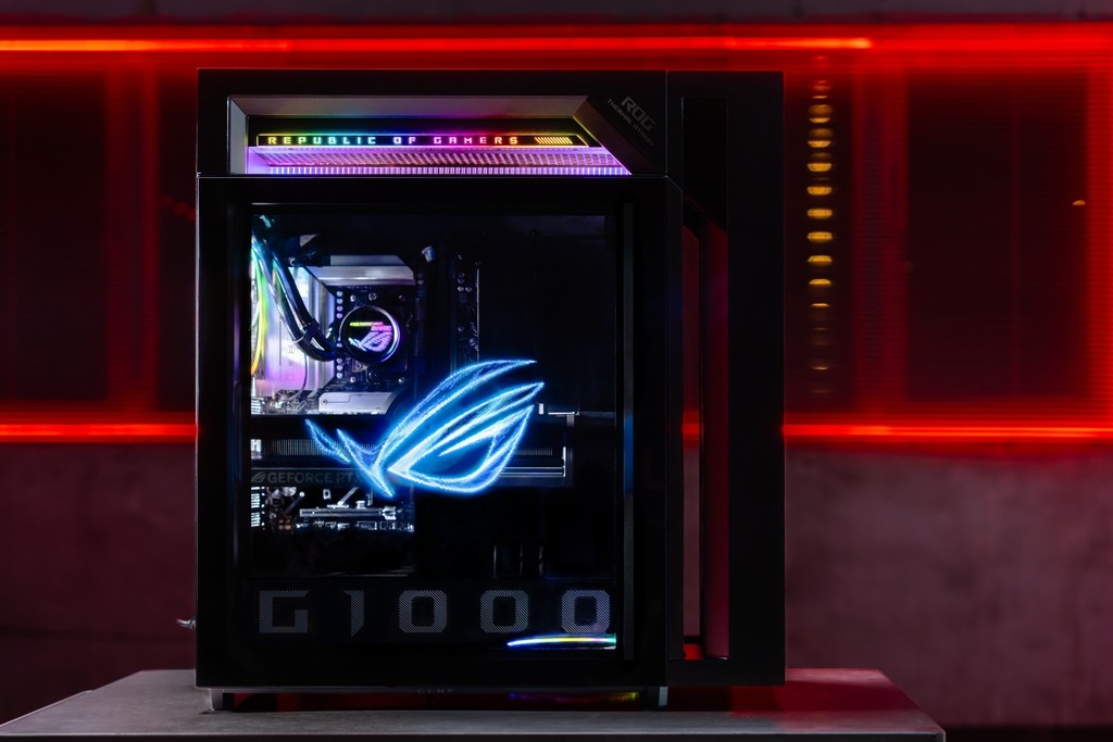 ROG G1000 機箱首創採用 AniMe Holo 3D 全息投影技術,令機箱大型側透強化玻璃及兩個前置風扇面板,可顯示自訂的動畫圖案。