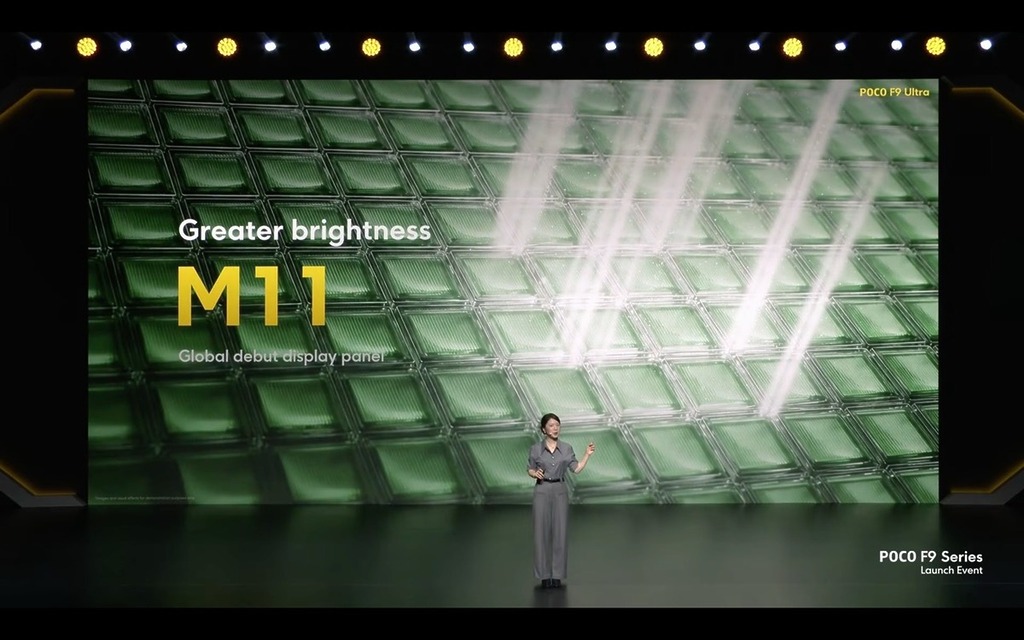 OLED 發光基材採用 M11 物料,發光效率、涵蓋色域以至壽命都得以提升。