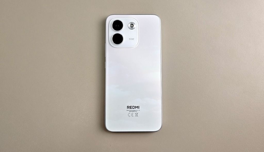 REDMI Note 17 Pro Max 5G 主打的「幻變橙」顏色導入光致變色技術,室內觀看時近似柔和的雲朵白色,如果帶出戶外,就可在光線照射下漸變為夕陽粉橙,頗具美感。