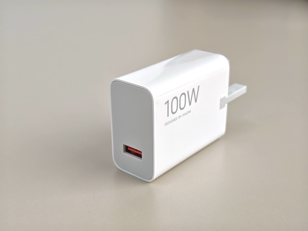 隨機配備 100W 超快充電器。