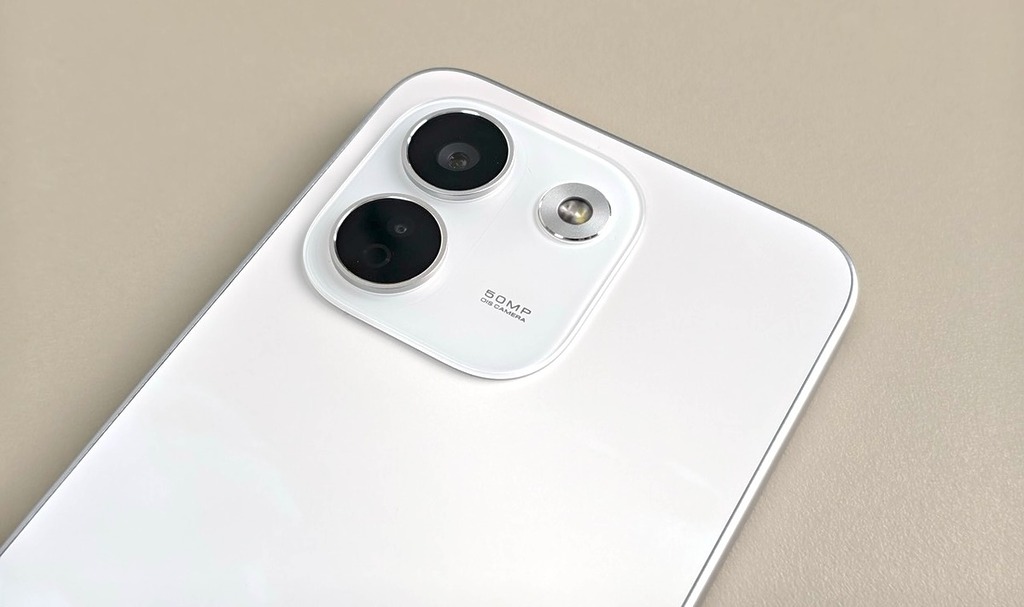 REDMI Note 17 Pro Max 5G 採用具備 OIS 的 5,000 萬像素主鏡,配上 800 萬像素超廣角鏡。