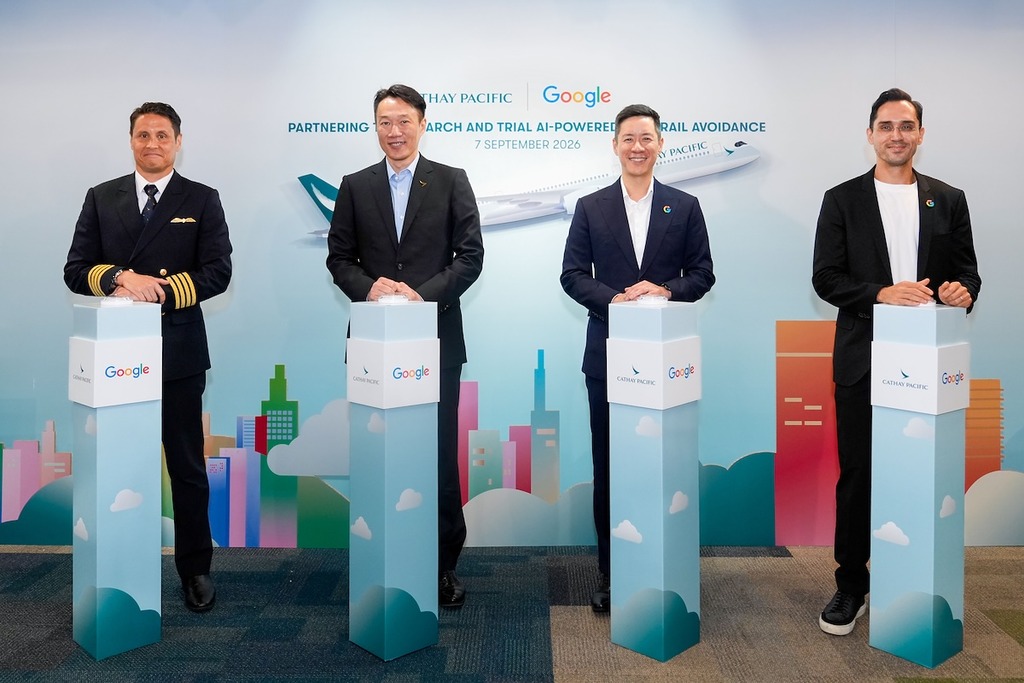 國泰航空與 Google 合作,共同推進航跡雲研究,以更全面了解航空業對氣候的影響。(左起為國泰航空航線營運經理 Tony Pringle 機長、國泰數碼及資訊科技董事方逸翔、Google 香港銷售及營運總經理余名德及 Google 氣候與 AI 產品經理 Kemal Armada)