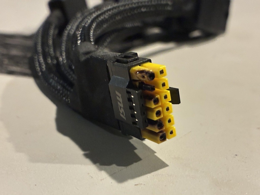erek 貼出的照片顯示電源接口熔毀。
