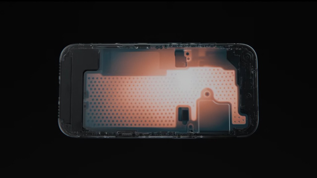 新均熱板亦採用新的物料,而且有效散熱面積達 iPhone 17 Pro 上一代設計的三倍。
