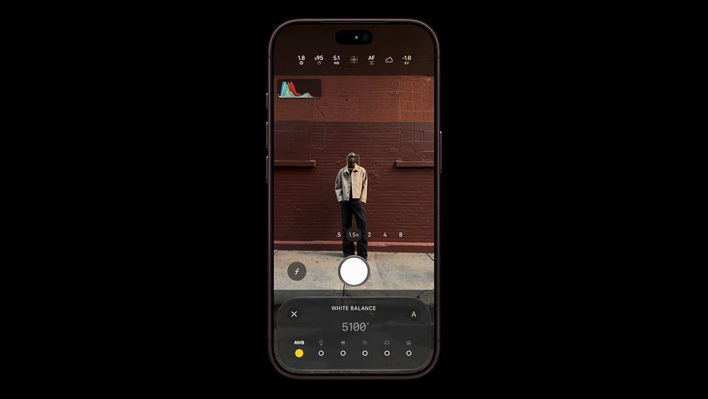 專業用戶可在 Camera App 的 Pro controls 中自行選擇四級光圈,配合快門速度、白平衡和直方圖等手動控制。