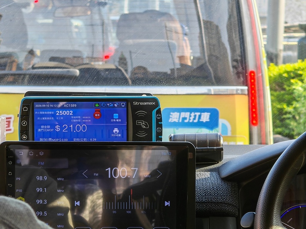 以錶計算實際車資,並以電子支付付款。