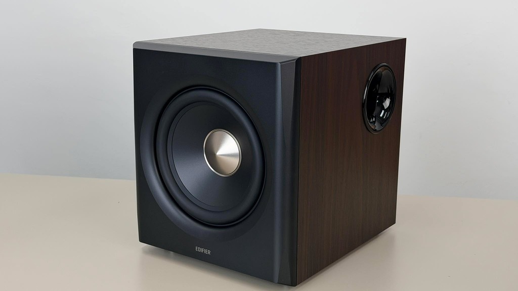 8 吋無線低音炮，可說是 S355DB 系統的靈魂。憑藉有源 DSP 控制，系統能在邊界頻段保護低音炮，並確保與衛星箱的中低頻實現平滑銜接。大圓角處理的低音反射管更有效減少大音量下的風切聲，保持低頻沉厚純淨。