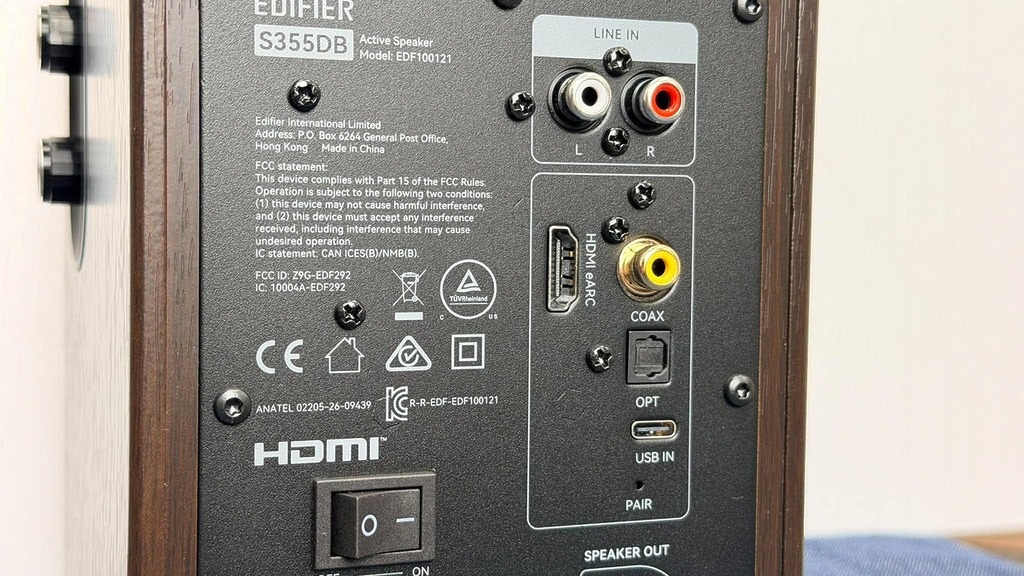 支援多種接連方式，包括藍牙、聲卡 (USB-C)、HDMI eARC、光纖、COAX (同軸) 及 LINE IN (AUX) 等等，可配合包括電視、電腦及各式播放器使用。