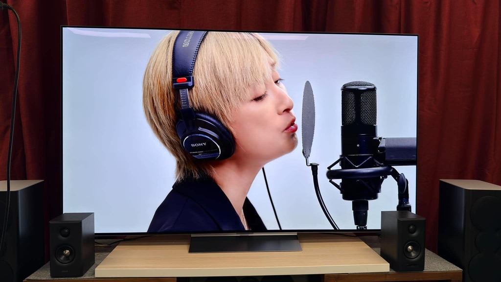 接上藍牙或 HDMI eARC 來播放音樂或影片時，S355DB 能展現其活潑與包圍感。無論是應付動態豐富的電影音效、遊戲場景，還是日常的流行音樂，都提供極佳的氛圍感。