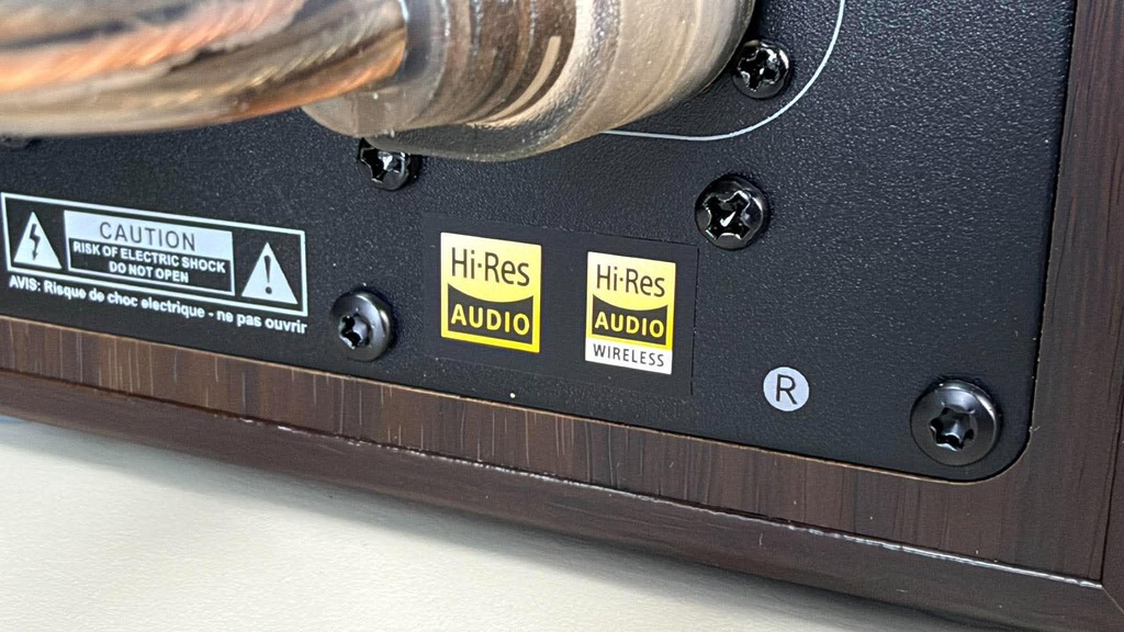 S355DB 也支援 LDAC 及 Hi-Res Audio Wireless，支援 24-bit/96kHz 高解析音訊，帶來更接近原音的無線音樂享受。