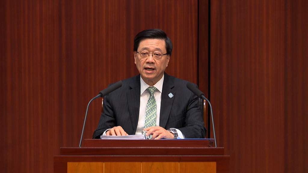 行政長官李家超今日發表《香港特別行政區經濟和社會發展第一個五年規劃(2026—2030年)》及《行政長官 2026 年施政報告》。(圖片來源:香港電台)