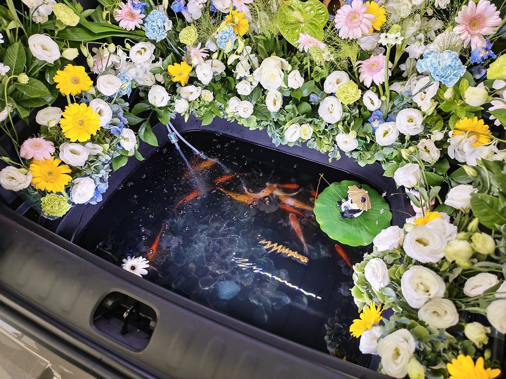車尾提供 106L 可沖洗防水儲物空間。