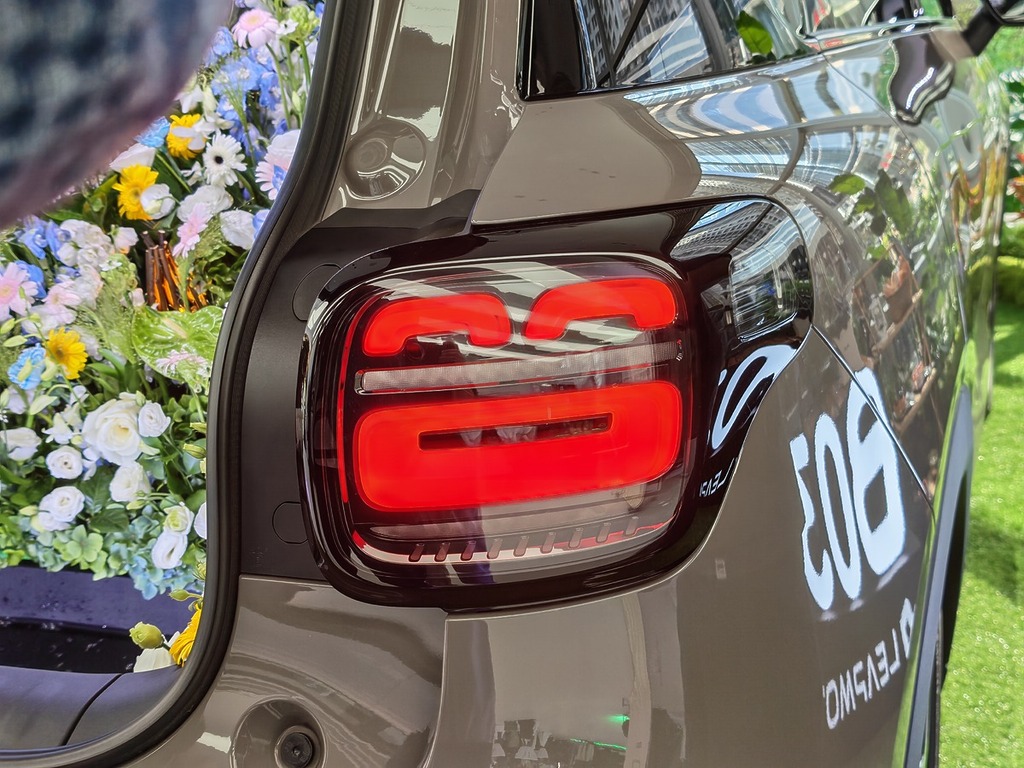 車身設計出笑臉頭燈及尾燈。