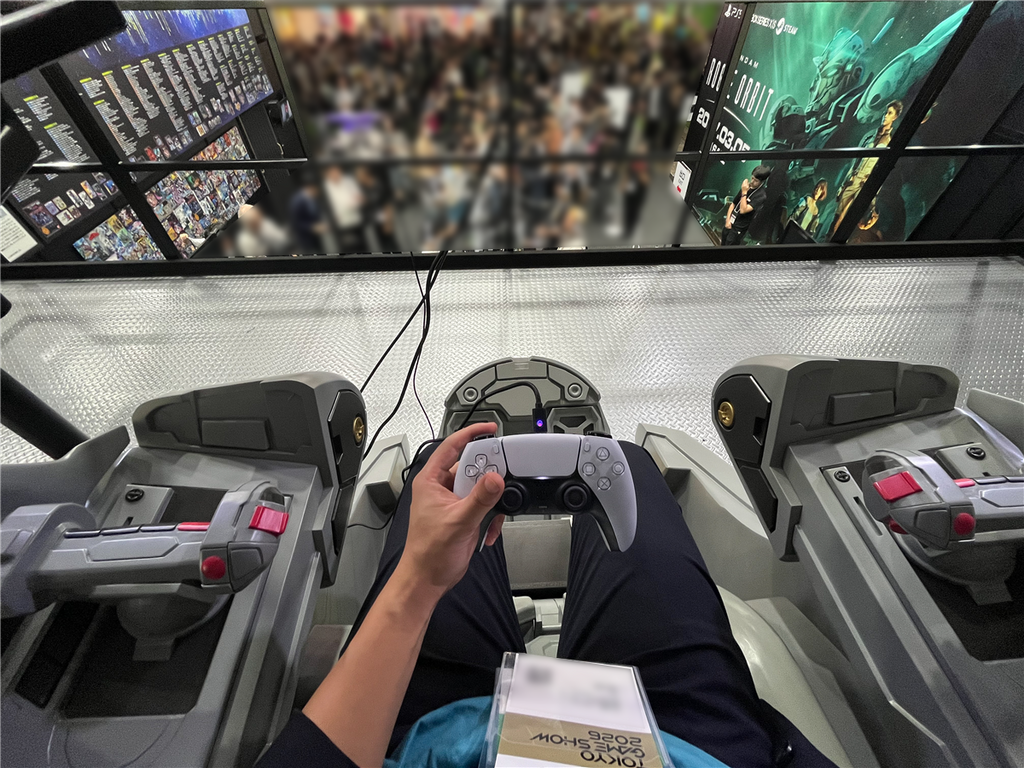 不是真的駕駛 MS,而是用 PS5 手掣來試玩。