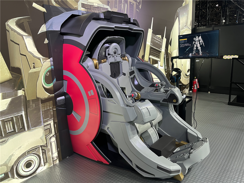 今次《GUNDAM 異軌征途》在會場設立的「特別試玩機台」絕非一般熒幕加手掣這麼簡單。官方特別打造出宛如真正高達駕駛艙的環境,將玩家的視覺與聽覺完全包覆。