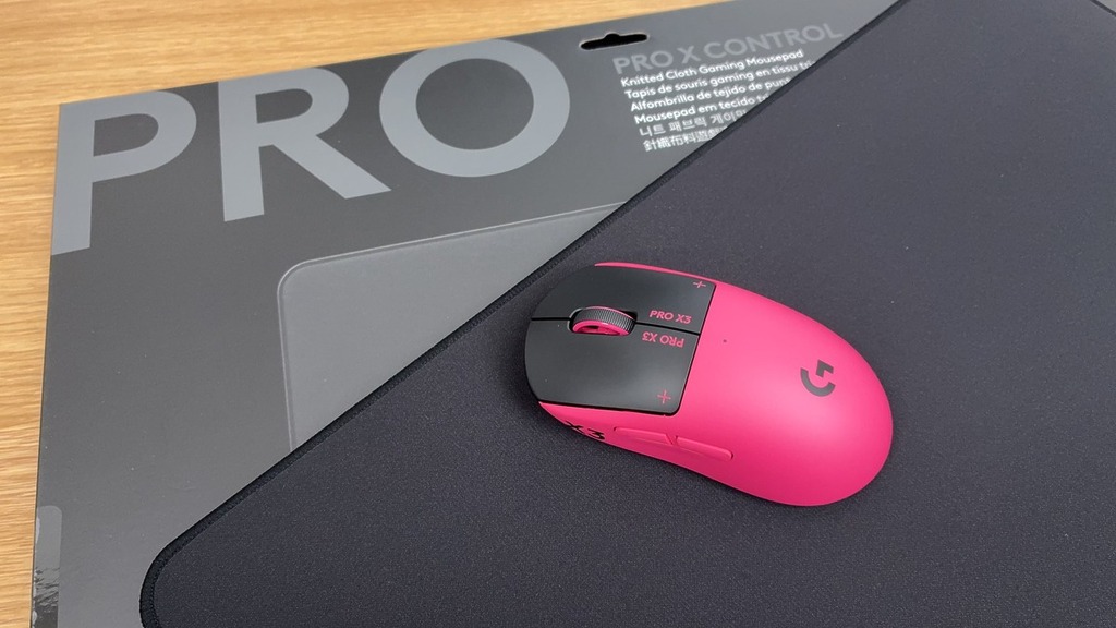 PRO X CONTROL 滑鼠墊。