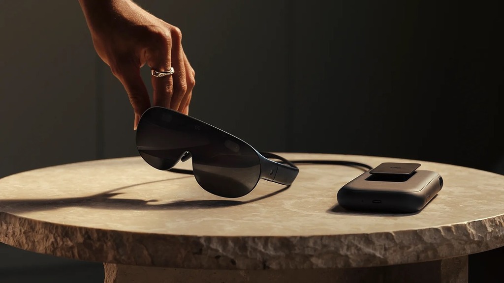Meta VR Glasses 與至今 Meta 所推出的 VR 頭戴式裝置最大差別,是將 VR 裝置的顯示與運算+電源分離,令 VR 顯示部分可以縮小成接近眼鏡形態。
