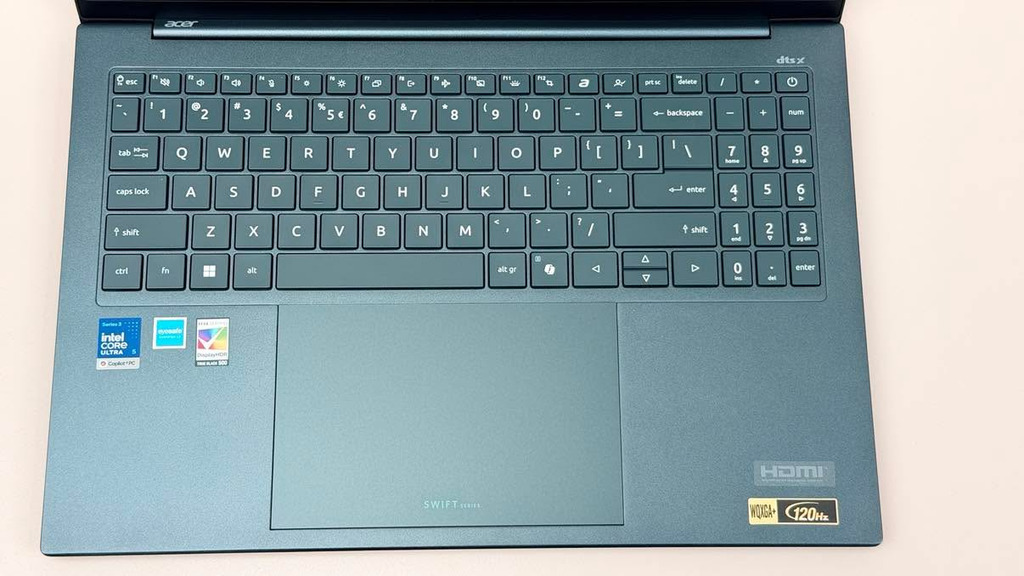 16 吋版本的 Track Pad 也是超級大