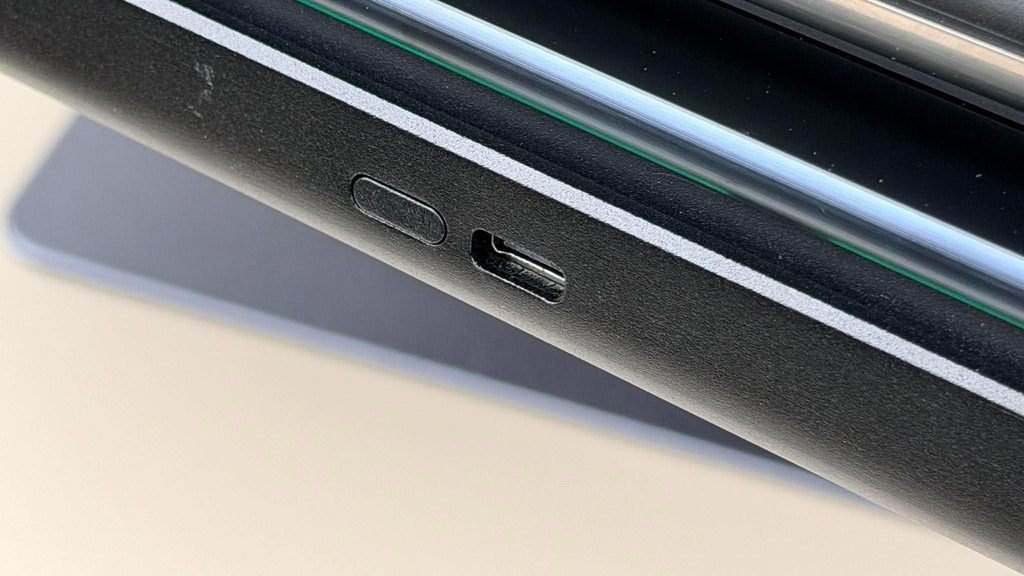 透過 USB-C 充電,每次充滿可用長達 1 年。