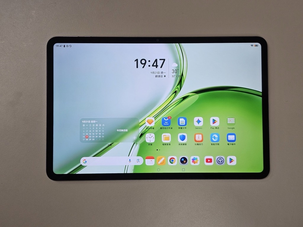 搭載 13 吋 IPS LCD 屏幕,解像度 2500 x 1560 (228PPI),邊框雖不算很幼但仍可接受,屏幕色彩則偏向自然風格,未如 OLED 面板般鮮艷與對比強烈。