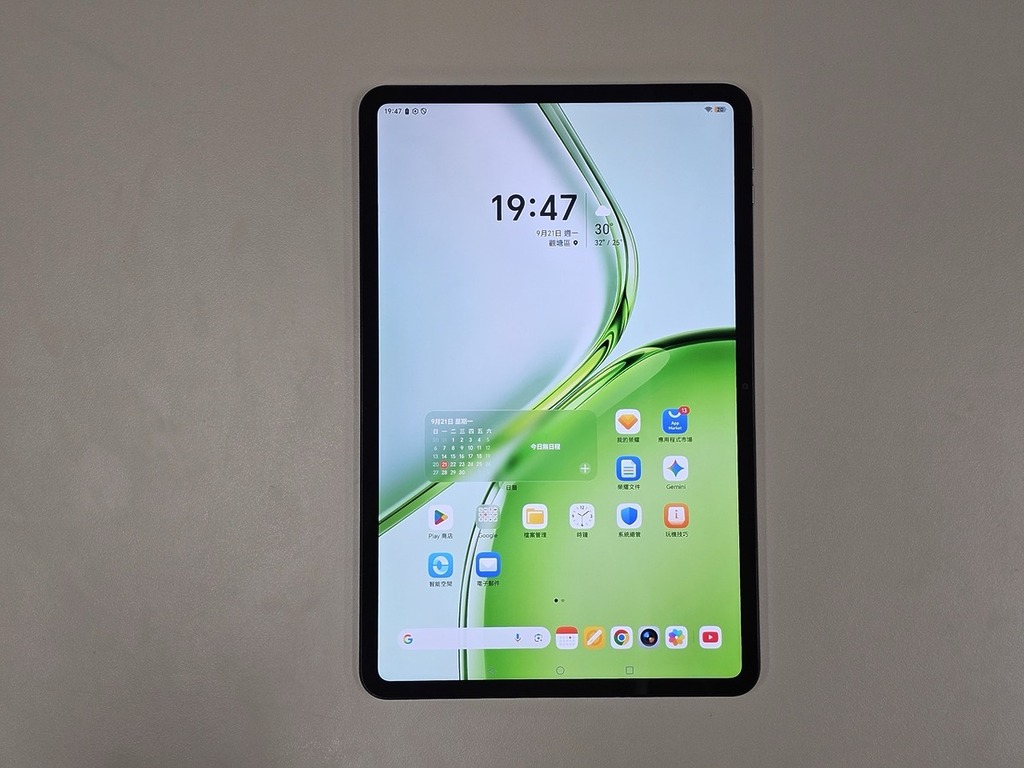 垂直觀看主介面,可見其面積十分大,有大量空間放 App icon。