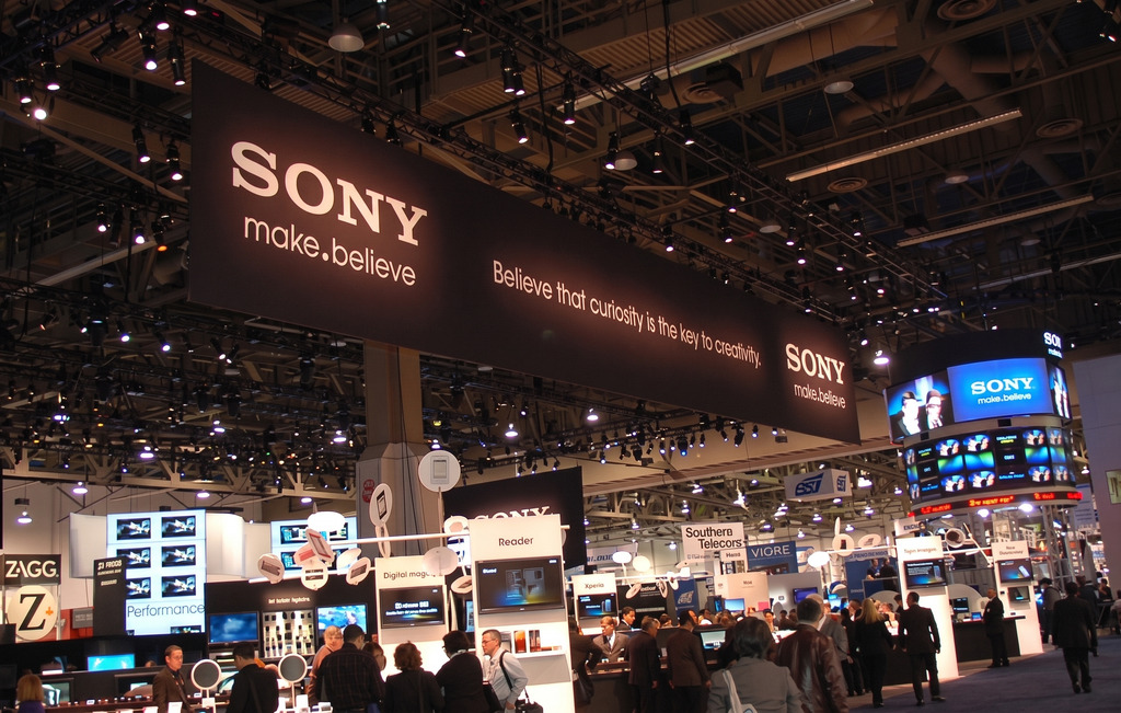 昔日的 CES 是電視、音響與相機等消費硬體主導的舞台,Sony 曾在此發表無數劃時代產品。(圖為 2010 年 Sony 於 CES 的展攤)