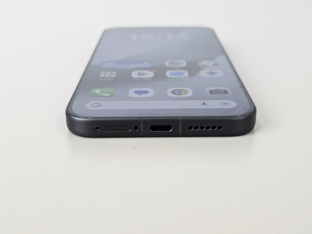 機底亦設有下方喇叭孔、USB Type-C 介面和 SIM 卡槽。
