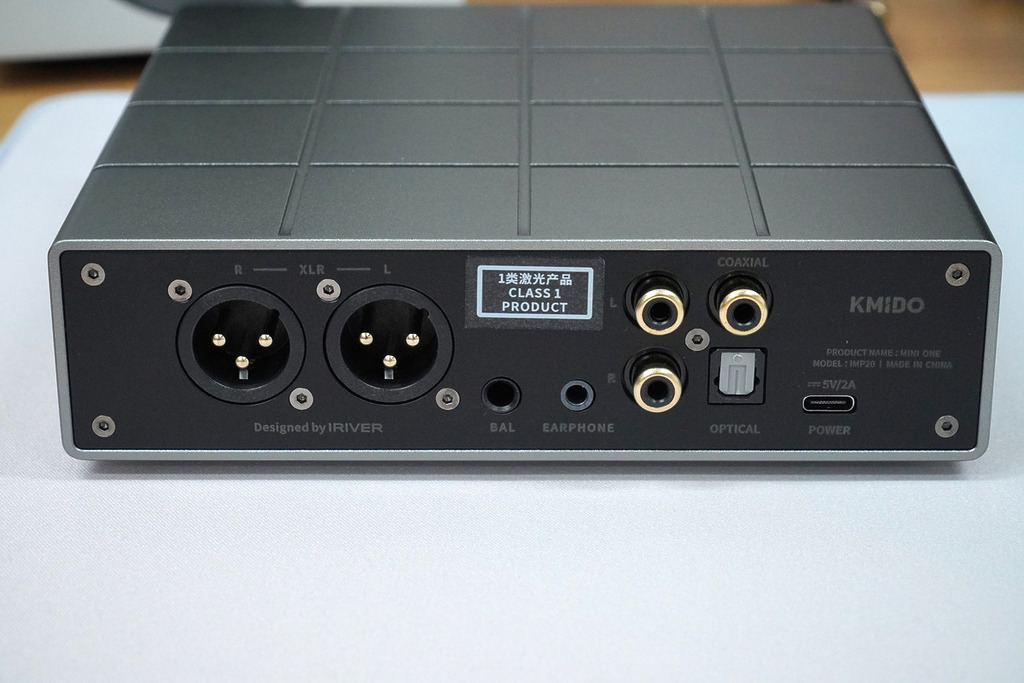小巧機身卻配備極齊全的背面介面，包括 4.4mm 平衡輸出、XLR、RCA、同軸及光纖輸出，一機滿足各類音訊系統需要。