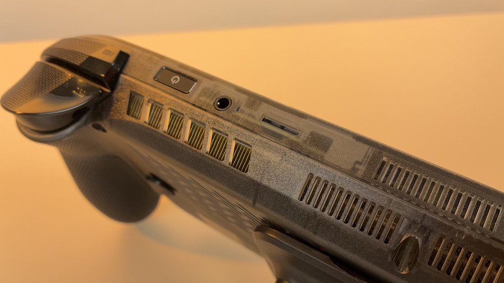 記憶卡槽升級為 microSD Express(支援更高傳輸速度,同時兼容 UHS-I),可用來直接裝新遊戲都有比較快的讀碟速度。