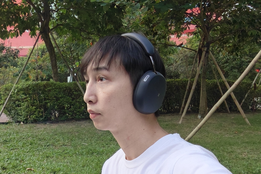 耳機厚度不高,戴起不會出現太累贅的感覺。