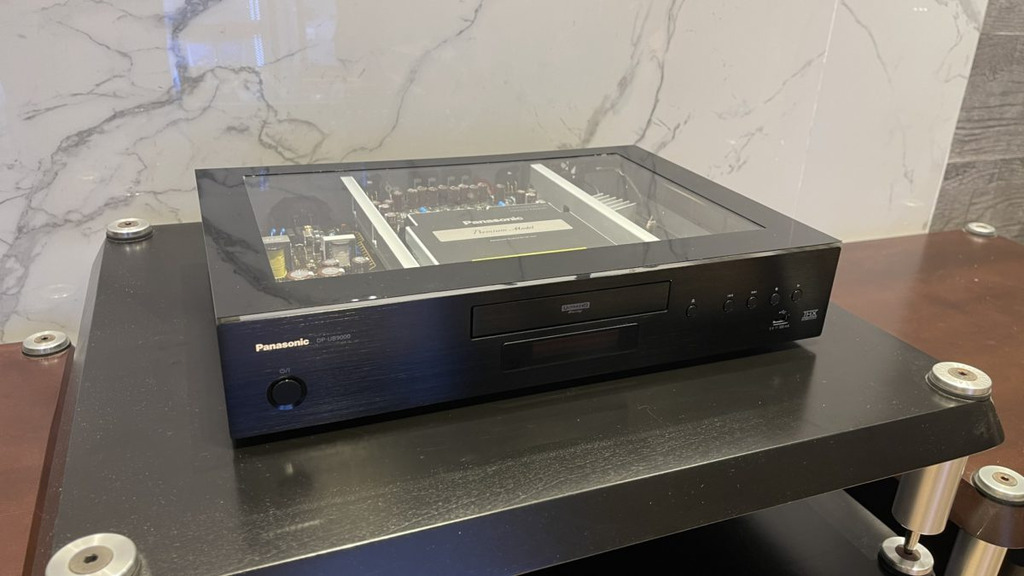 日系品牌，可以說由 Panasonic（松下）獨擔大旗，成為目前唯一維持完整 4K UHD 產品線的家電大廠。追求極致畫質與音訊分離的發燒友可選擇旗艦機王 DP-UB9000。