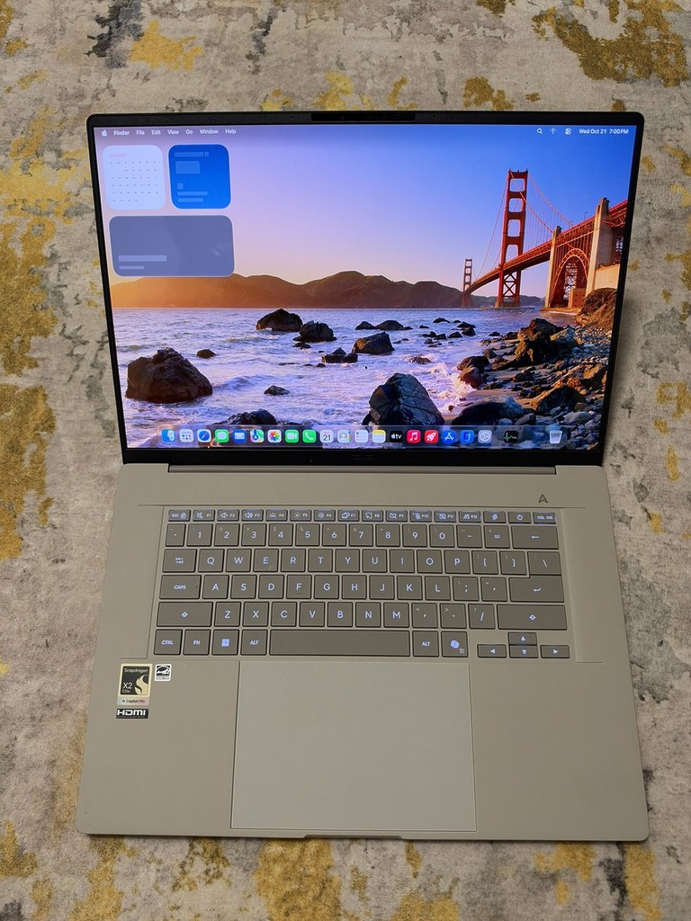 獨立開發者 Miguel C 發布了真實相片,可見在 ASUS Zenbook A16 UX3607OA 成功運行 macOS 27。
