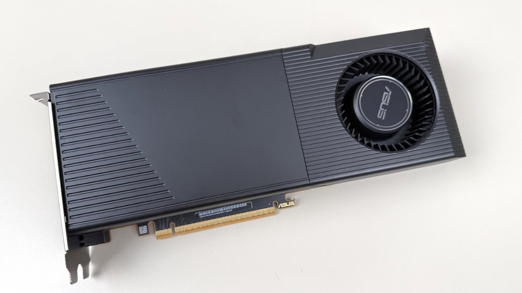 實而不華的 ASUS Turbo Radeon AI PRO R9700 32GB 採用渦輪式散熱設計,對需要長時間高負載運行的 AI 模型推論及生成工作,有助維持穩定的運作溫度,降低因過熱而降頻的風險。此外,雙插槽設計亦方便在工作站內安裝多張顯示卡,提升未來擴充 AI 運算能力的彈性。