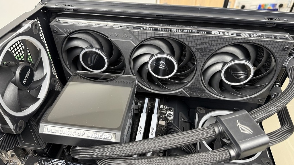 ROG Strix LC IV 360 ARGB LCD 使用 360mm 冷排協助處理器散熱。