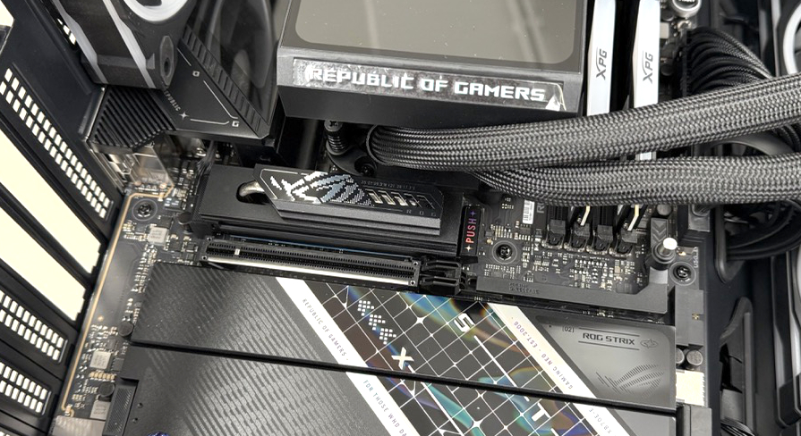 ROG Strix X870E-E Gaming WiFi7 Neo 主機板配備 PCIe 5.0 x16 SafeSlot 金屬強化插槽,透過加固結構提升插槽的承重能力及耐用度。