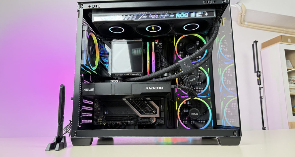 今次測試的 ASUS Agent Computer 配備 AMD Ryzen 9 9950X3D 處理器、ASUS Turbo Radeon AI PRO R9700 32GB 顯示卡及 64GB DDR5 記憶體,除了效能強勁之外散熱扇、主機板和記憶體都設有 RGB 燈效,水冷頭就設有大型彩色屏幕,務實之餘也可以打造個人風格。